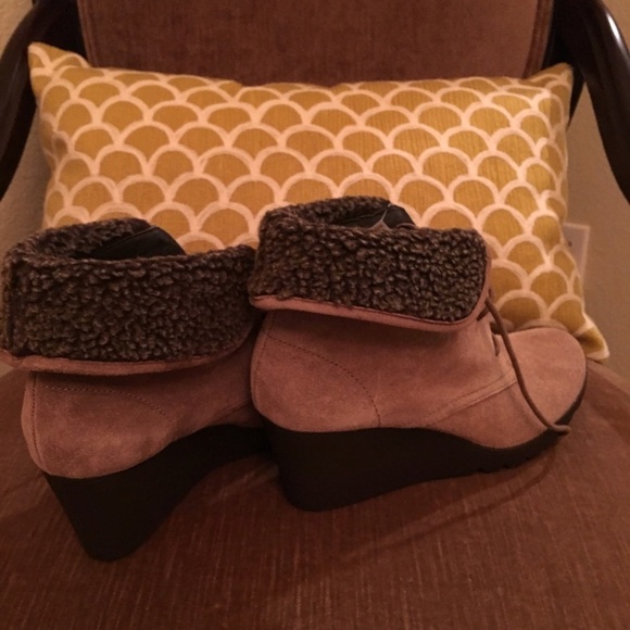 New - Donald Pliner suede wedge - Picture 3 of 4